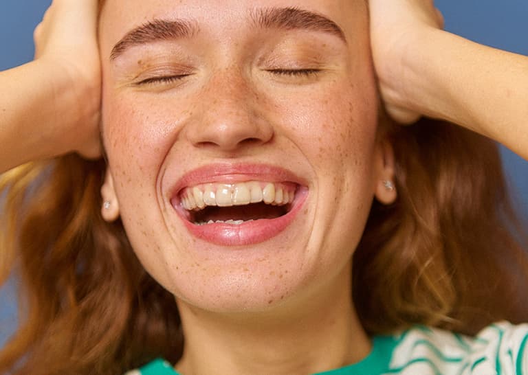 Mulher sorrindo com o aparelho invisível SouSmile